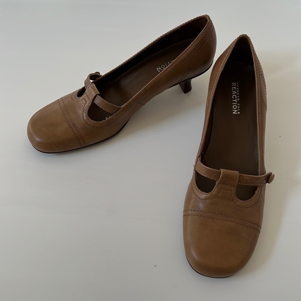 Size 9 Kenneth Cole Reaction 2” kitten heel British tan heels